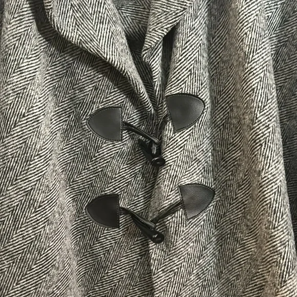 Black and white herringbone cape, Pancho - Picture 2 of 7
